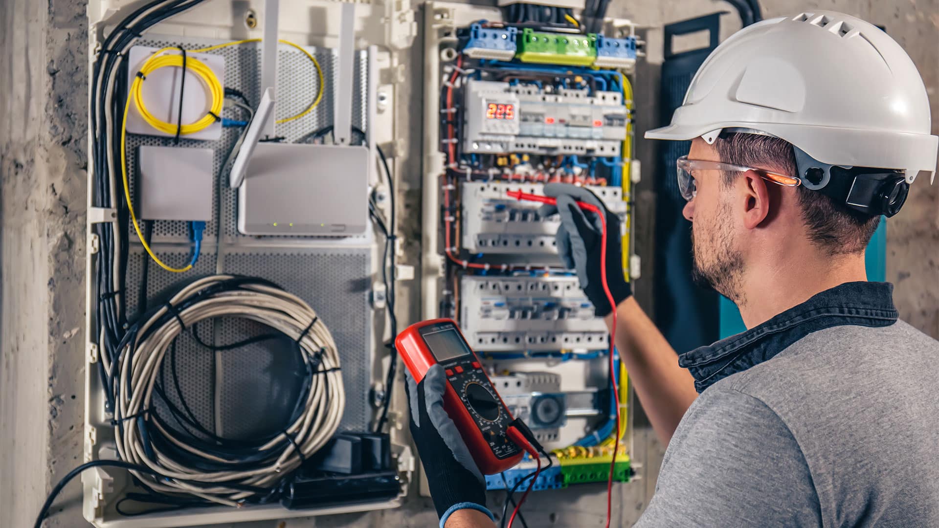 JOB - Electrician - HECO-SCHRAUBEN